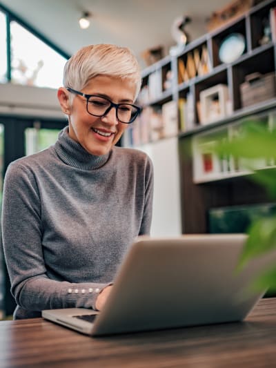 woman-looking-at-laptop